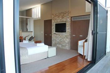 Caves Beachside Hotel - Brisbane Tourism 27