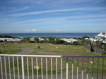 Caves Beachside Hotel - Brisbane Tourism 29