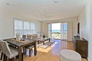 Caves Beachside Hotel - Brisbane Tourism 43