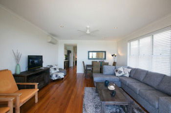 Caves Beachside Hotel - Brisbane Tourism 46
