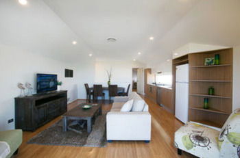 Caves Beachside Hotel - Brisbane Tourism 47
