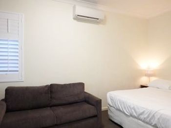 Naughtons Parkville Hotel - Tourism Brisbane 1