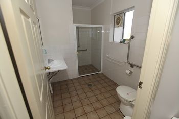 Across Country Motel And Serviced Apartments - Brisbane 4u 5