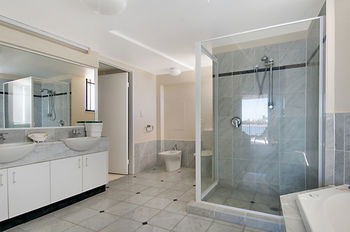 Windward Passage Holiday Apartments - Tourism Brisbane 15