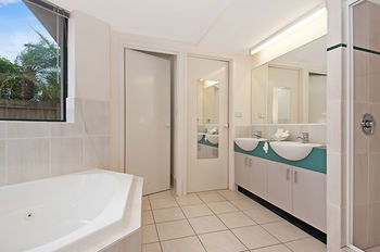 Windward Passage Holiday Apartments - Tourism Brisbane 32
