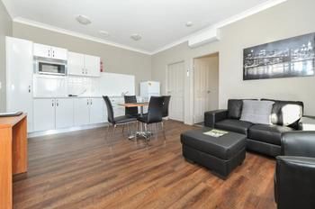 Akuna Motor Inn And Apartments - Brisbane 4u 0