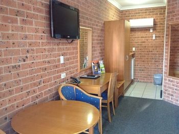 Akuna Motor Inn And Apartments - Brisbane 4u 2