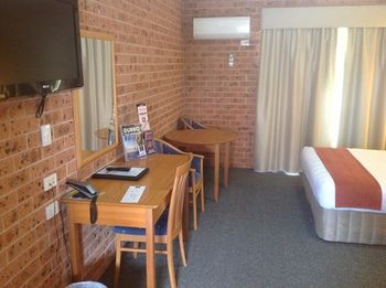 Akuna Motor Inn And Apartments - Brisbane 4u 3