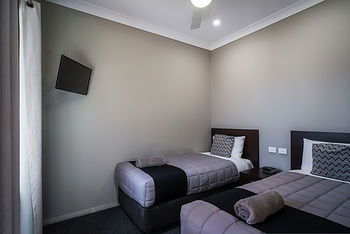 Akuna Motor Inn And Apartments - Brisbane 4u 5