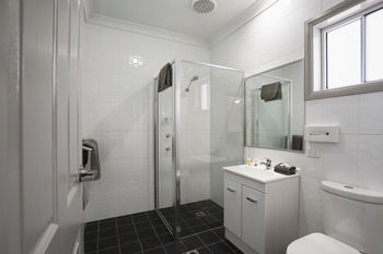 Akuna Motor Inn And Apartments - Brisbane 4u 7