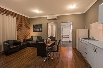Akuna Motor Inn And Apartments - Brisbane 4u 11