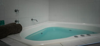 Akuna Motor Inn And Apartments - Brisbane 4u 16