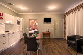Akuna Motor Inn And Apartments - Brisbane 4u 18