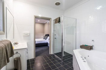 Akuna Motor Inn And Apartments - Brisbane 4u 19
