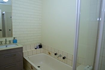 Yarra Glen Racecourse Apartments - Brisbane Tourism 13