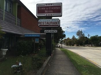 Town & Country Motel - Brisbane 4u 24