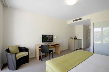 Magenta Studio Room - Tourism Brisbane 4