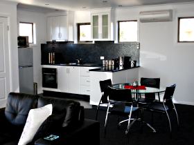 Rosie's Cottage And Town House - Tourism Brisbane 0