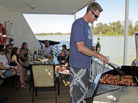 Boats And Bedzzz - The Murray Dream Self-contained Moored Houseboat - Tourism Brisbane 3