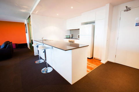 B7 Honeysuckle Apartments - Brisbane 4u 2