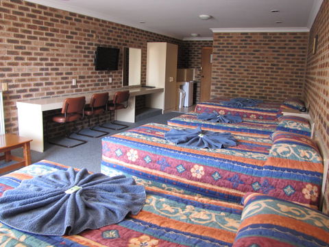 Big Trout Motor Inn - Tourism Brisbane 0