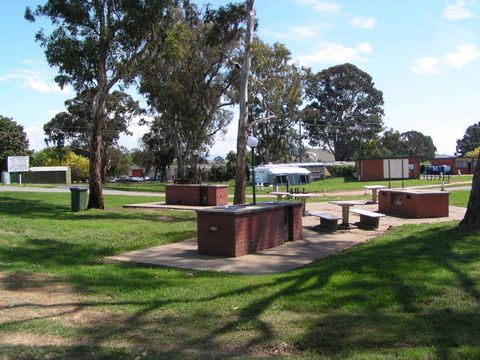 Canberra Carotel Motel & Caravan Park - Brisbane 4u 1