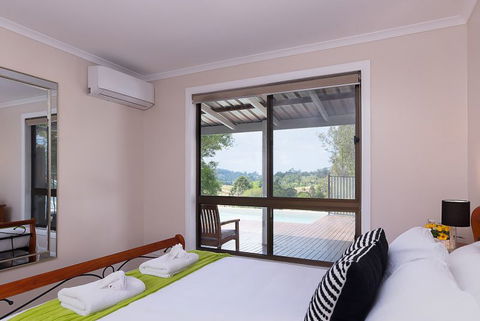 Jacaranda Cottages - Brisbane Tourism 12