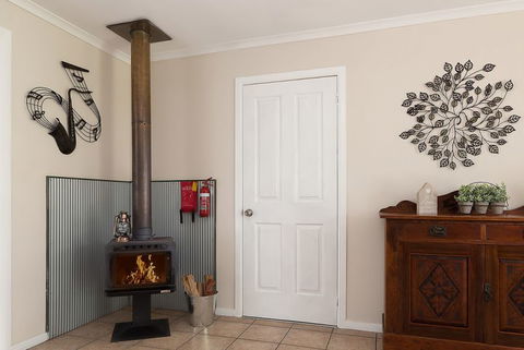 Jacaranda Cottages - Brisbane Tourism 14