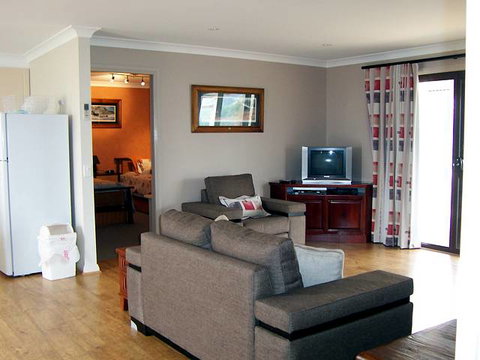 Elm Cottage - Tumut - Tourism Brisbane 1