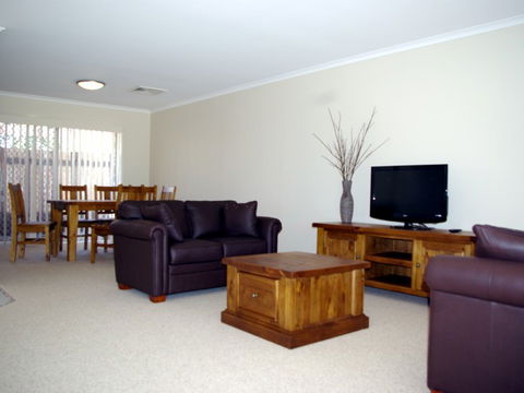 Fairways Bed & Breakfast At Jerilderie - Brisbane 4u 2