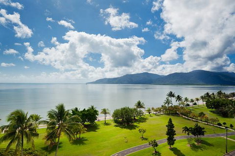 Holiday Inn Cairns Harbourside - Tourism Brisbane 2