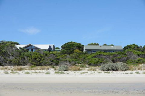 Island Beach Escape - Beachcomber - Brisbane Tourism 1