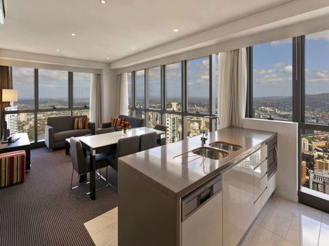 Meriton Serviced Apartments - Adelaide Street - Tourism Brisbane 0