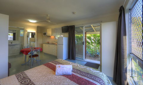 Queens Beach Tourist Village - Brisbane 4u 3
