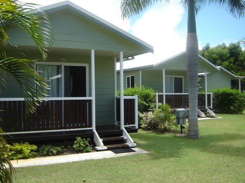 Queens Beach Tourist Village - Brisbane 4u 5