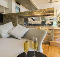 The Feathered Nest - Luxury Wildlife Retreat - Brisbane Tourism