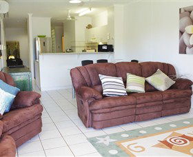 Absolute Beachfront Apartment - Brisbane 4u 3
