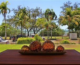 Absolute Beachfront Apartment - Brisbane 4u 1