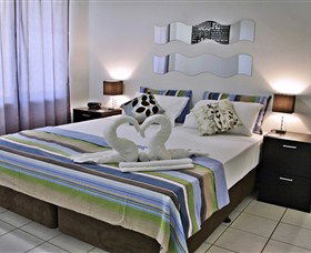 Absolute Beachfront Apartment - Brisbane 4u 2