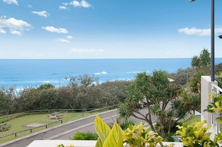 Aqua Promenade Beachfront Apartments - Brisbane 4u 5