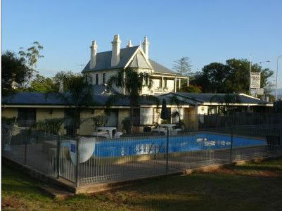 Airlie House Motor Inn - Tourism Brisbane 0