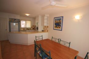 Beach Court Holiday Villas - Brisbane 4u 3