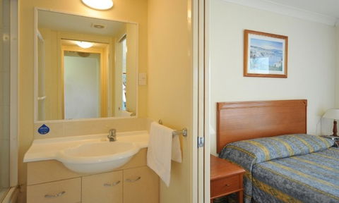 Golden Riviera Beach Resort - Tourism Brisbane 4