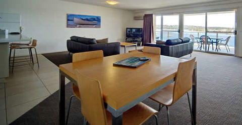 Albacore Luxury Holiday Apartments - Brisbane 4u 6