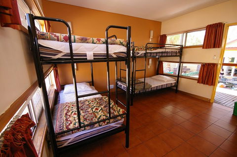 Alice Springs YHA - Brisbane 4u 8