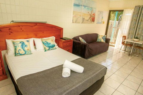Tropical Palms Resort & 4WD Hire - Brisbane Tourism 1
