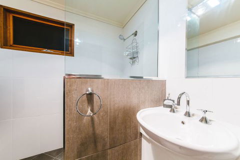 Alpine Edge Accommodation - Brisbane 4u 3