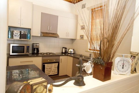Anderl's Beach Cottage - Tourism Brisbane 0