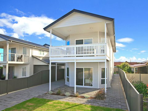 Century 21 SouthCoast: White Caps - Tourism Brisbane 0