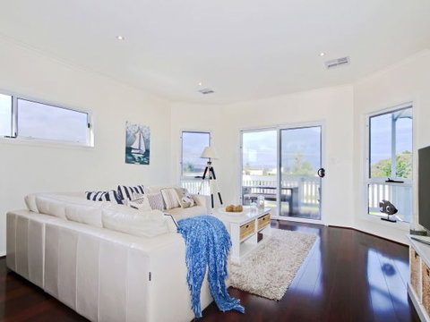 Century 21 SouthCoast: White Caps - Tourism Brisbane 1